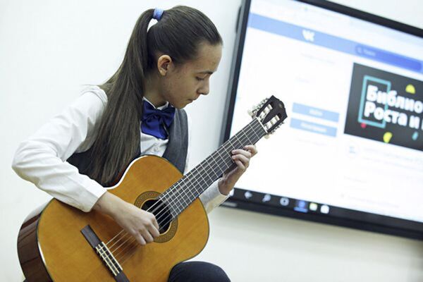 گیتار هدیه پوتین به دختری از سن پتربورگ - اسپوتنیک ایران  