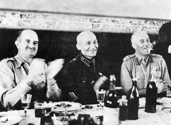 از چپ به راست: ژنرال ویلیام اسلیم فرمانده انگلیسی، ژنرال شوروی واسیلی نوویکوف و انگلیسی جیمز ایزلوود. قزوین - اسپوتنیک ایران  