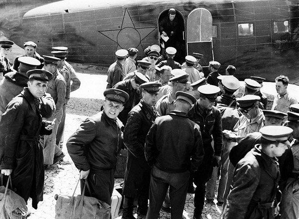 خلبانان شوروی قبل از پرواز با هواپیماهای آمریکایی در آبادان - اسپوتنیک ایران  