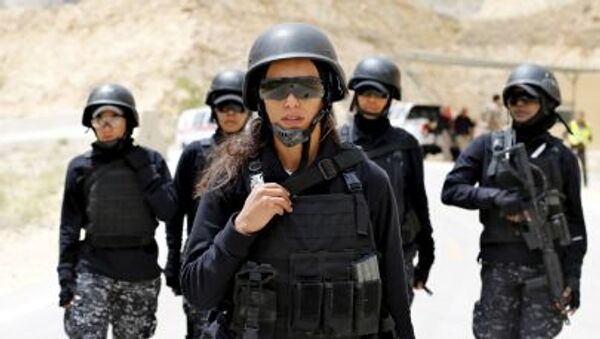 واکنش های ضد و نقیض به طرح سربازی دختران در ایران - اسپوتنیک ایران  