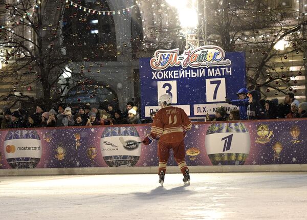 ولادیمیر پوتین رئیس جمهور روسیه در مسابقات شبانه هاکی در پیست پاتیناژ گوم -  میدان سرخ - اسپوتنیک ایران  