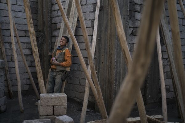 یک کارگر جوان در بازسازی مغازه نابود شده در شهر قدیمی موصل عراق - اسپوتنیک ایران  