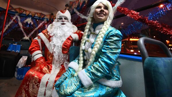 بابانوئل و دختر برفی در تراموا سال نو در مسکو که با توپ های رنگی و درخشان تزئین شده است - اسپوتنیک ایران  