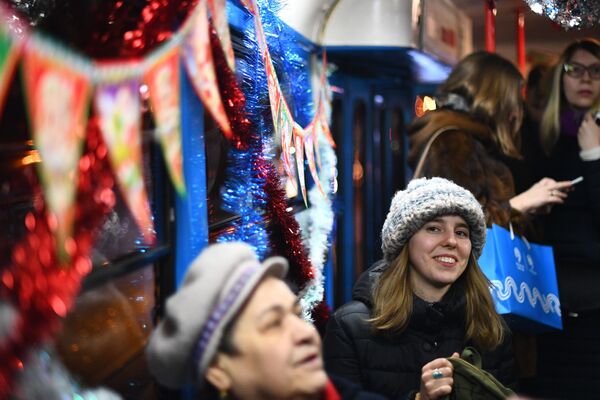 مسافران درون تراموا سال نو در مسکو - اسپوتنیک ایران  