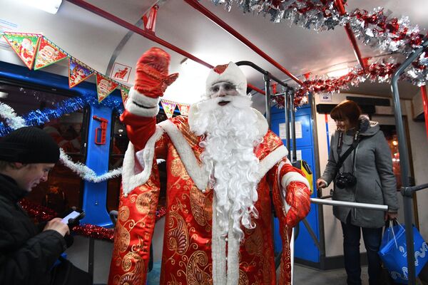 بابانوئل در تراموا سال نو در مسکو - اسپوتنیک ایران  