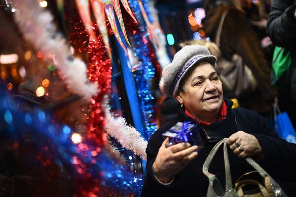 مسافری درون تراموای سال نو در مسکو - اسپوتنیک ایران  