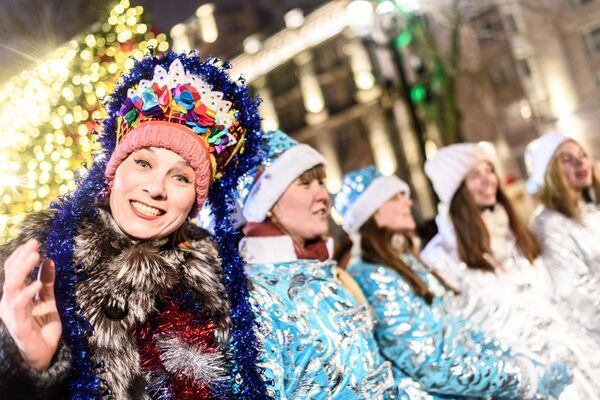 شرکت کنندگان در رژه دختران برفی در بلوار تورسکی در مسکو - اسپوتنیک ایران  