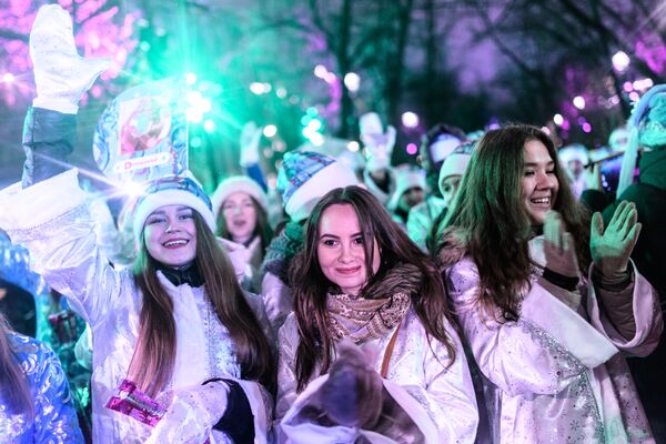 شرکت کنندگان در رژه دختران برفی در بلوار تورسکی در مسکو - اسپوتنیک ایران  