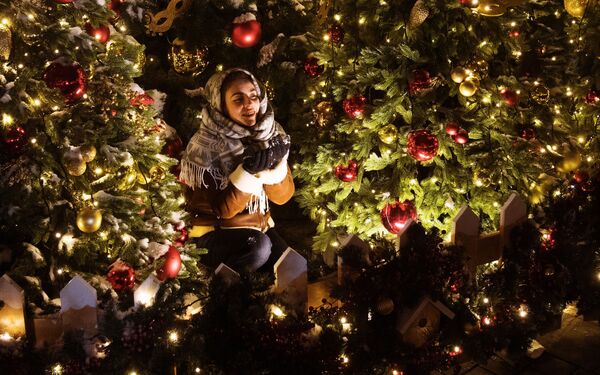 دختری در کنار تزئینات سال نو در مرکز مسکو - اسپوتنیک ایران  