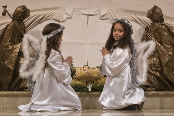 کودکان در لباس فرشته در شب کریسمس ،کوزوو - اسپوتنیک ایران  