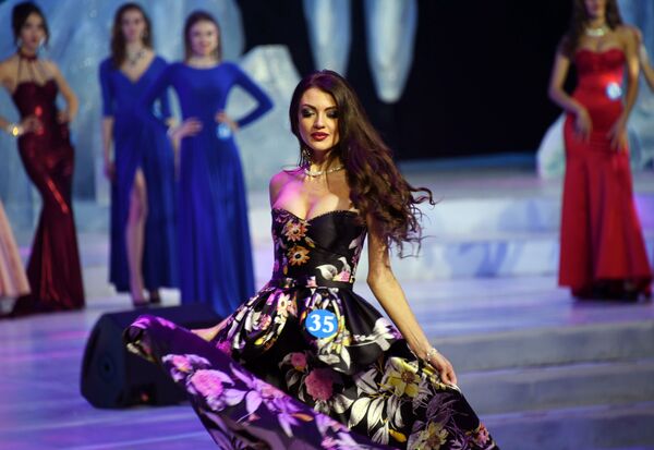 سوتلانا آندروسوا در مسابقه بین المللی « سفیر زیبایی» در منچوری - اسپوتنیک ایران  