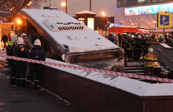 کارکنان آتش نشانی مشغول بیرون کشیدن اتوبوسی هستند که وارد زیرگذری در مسکو شده بود - اسپوتنیک ایران  