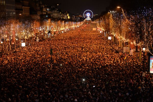 شرکت کنندگان در مراسم جشن سال نو در پاریس - اسپوتنیک ایران  