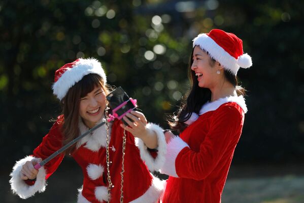 دختران در لباس بابانوئل در توکیو - اسپوتنیک ایران  