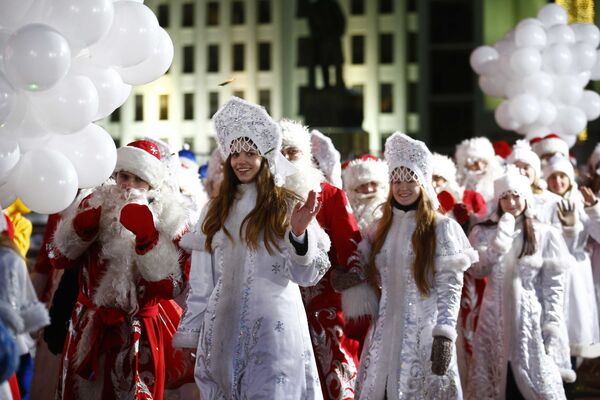 مردم با لباس های دختربرفی و بابانوئل در مینسک - اسپوتنیک ایران  