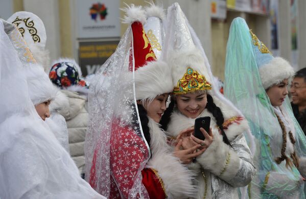 دختران در لباس دختر برفی در بیشکک قرقیزستان - اسپوتنیک ایران  