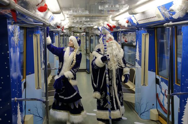بابانوئل و دختر برفی در واگن قطار سال نو در مسکو - اسپوتنیک ایران  