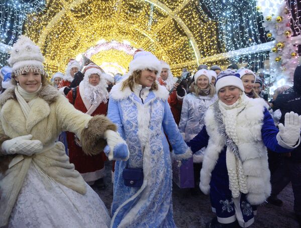 شرکت کنندگان مراسم دختر برفی در مسکو - اسپوتنیک ایران  