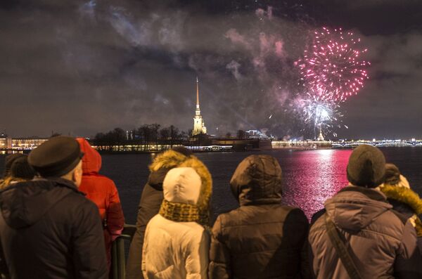 مردم در حال تماشای آتش بازی در جشن سال نو در سن پترزبورگ - اسپوتنیک ایران  
