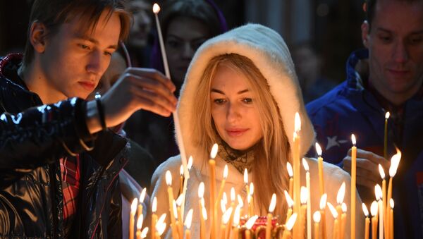 مومنان در کلیسای مسیح منجی در مسکو قبل از مراسم تولد حضرت مسیح - اسپوتنیک ایران  