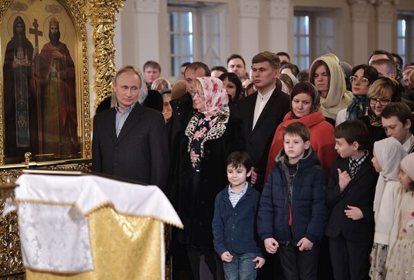 ولادیمیر پوتین رئیس جمهور روسیه در مراسم تولد حضرت مسیح در کلیسای سیمون بوگاپریمتس و آنا پروروچیتس مقدس در سن پترزبوگ - اسپوتنیک ایران  