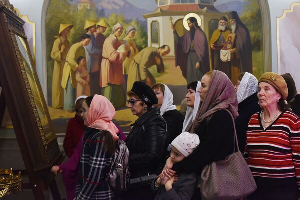 مومنان در مراسم تولد حضرت مسیح در کلیسای الکساندر نوسکی سیمفراپل - اسپوتنیک ایران  