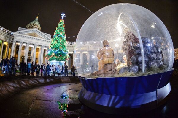 تزئینات میدان کازانسکی در سن پترزبورگ به مناسبت سال نو و تولد مسیح - اسپوتنیک ایران  