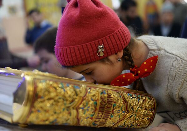 دختربچه در مراسم تولد حضرت مسیح در کلیسای میخاییل آرخانگل در گروزنی - اسپوتنیک ایران  