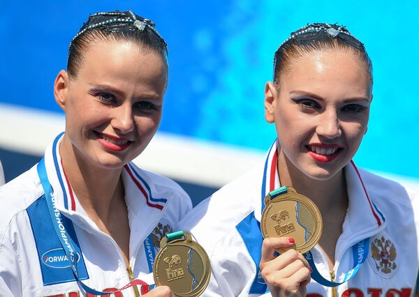 سوتلانا کولسنیچنکو و الکساندرا پاتسکویچ ، برندگان مدال طلا در مسابقات شنای هماهنگ قهرمانی جهان در بوداپست - اسپوتنیک ایران  