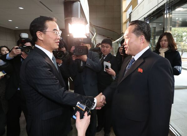 چو من گیون وزیر اتحاد کره جنوبی و لی سون گون رئیس کمیته مربوط به اتحاد صلح آمیز کره شمالی در زمان دیدار در پانمونجوم - اسپوتنیک ایران  