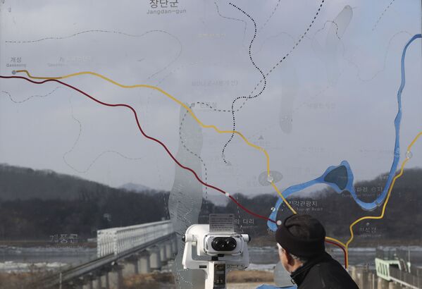 بازدیدکننده رصدخانه در شهر پاجو کره جنوبی نزدیک دوربینی که در جهت کره شمالی قرار دارد - اسپوتنیک ایران  