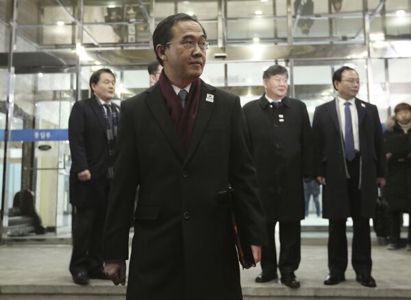 چو من گیون وزیر اتحاد کره جنوبی در انتظار هیات کره شمالی قبل از آغاز مذاکرات - اسپوتنیک ایران  