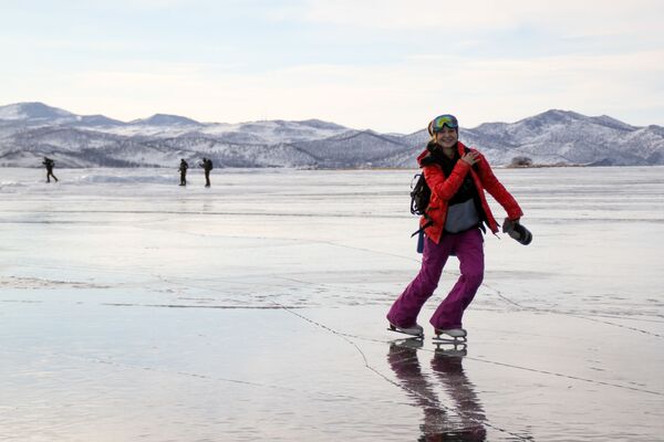 دختری در حال اسکی یخ بر بایکال - اسپوتنیک ایران  