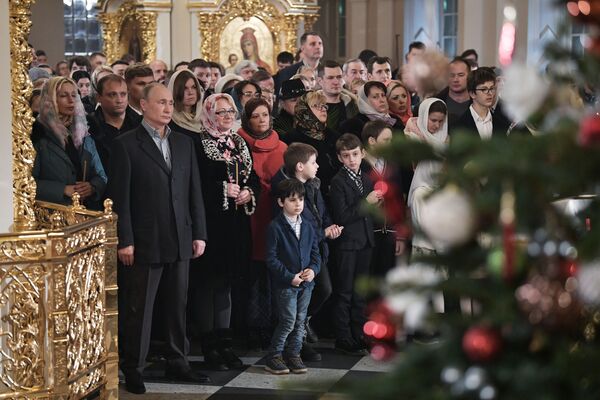 حضور ولادیمیر پوتین در مراسم کریسمس در کلیسایی در شهر سن پترزبورگ - اسپوتنیک ایران  
