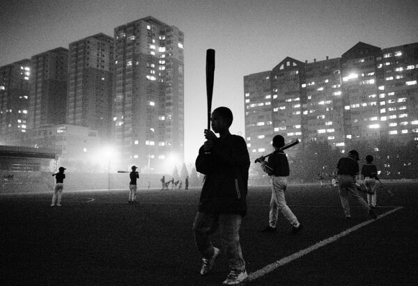 عکس Guanguan Liu، عکاس چینی تحت عنوان Poor kids’ baseball team مورد تقدیر هیئت داوران بخش ورزشی مسابقه بین المللی عکاسان خبری جوان در مسکو به نام آندره استنین قرار گرفت. - اسپوتنیک ایران  