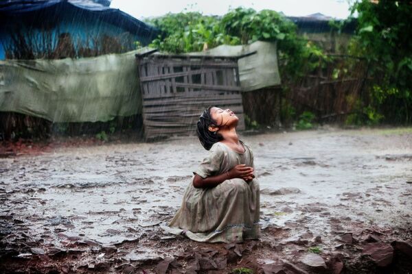عکس آلکس ماسی، عکاس خبری ایتالیایی تحت عنوان «Poonam's Tale of Hope in Bhopal» در بخش مجموعه عکس ها درباره زندگی روزمره مسابقه بین المللی عکاسان خبری جوان در مسکو به نام آندره استنین سوم شد. - اسپوتنیک ایران  