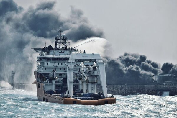 ششم ژانویه تانکر نفتی ایرانی «سانچی» با کشتی باری چینی در دریای چین شرقی برخورد کرد و غرق شد. تمامی سرنشینان این تانکر کشته شدند. - اسپوتنیک ایران  