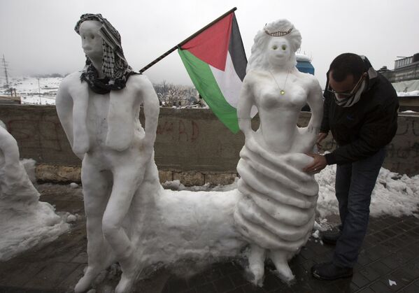 فلسطینی در حال ساخت آدم برفی در اورشلیم - اسپوتنیک ایران  