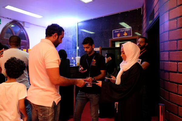 حاضران در مراسم افتتاح نخستین سالن سینما در عربستان سعودی - اسپوتنیک ایران  
