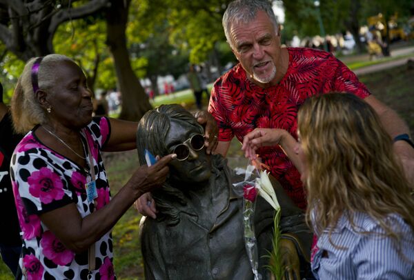 مردم با مجسمه جان لنون در هاوانا، کوبا عکس می گیرند - اسپوتنیک ایران  