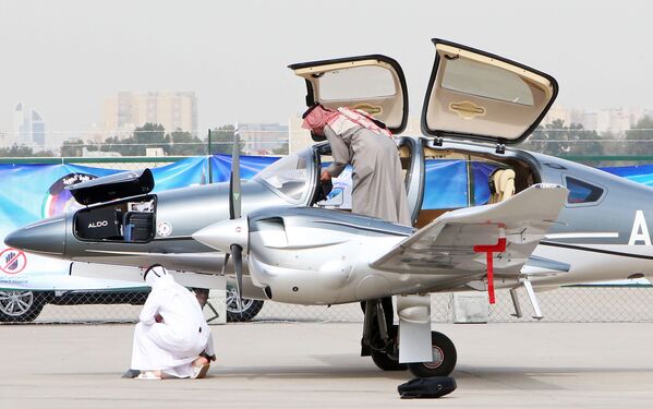 بازدید شرکت کنندگان نمایشگاه هوایی کویت از یک هواپیما - اسپوتنیک ایران  