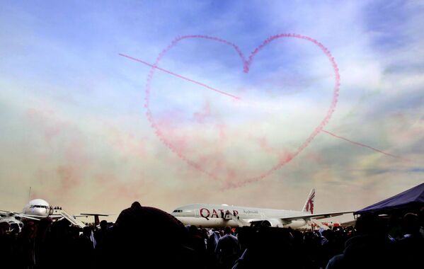 طراحی قلب با استفاده از دود در نماشگاه هوایی کویت - اسپوتنیک ایران  