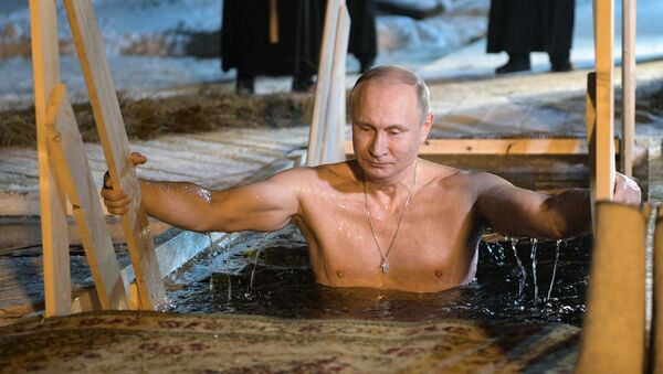 آب تنی پوتین در حوضچه روباز در دل یخ به مناسبت عید غسل تعمید عیسی مسیح + فیلم - اسپوتنیک ایران  