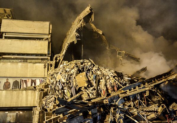 خرابه های ساختمان پلاسکو پس از آتش سوزی و فرو ریختن این ساختمان - اسپوتنیک ایران  