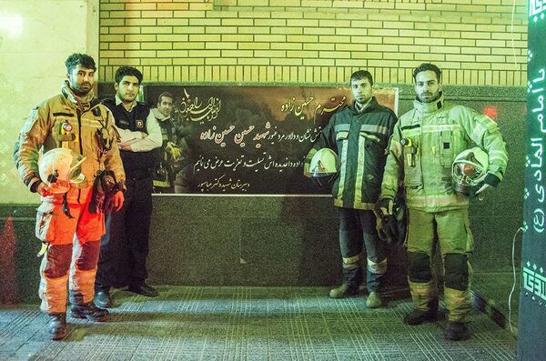 ماموران آتش نشانی در مراسم اولین سالگرد جان باختن آتش نشانان حادثه ساختمان پلاسکو - اسپوتنیک ایران  