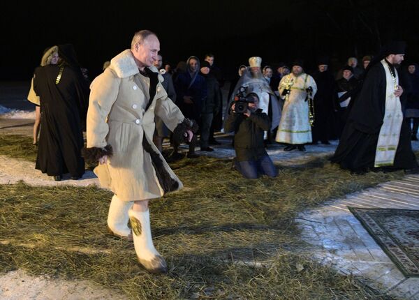 ولادیمیر پوتین، رئیس جمهور روسیه در مراسم غسل تعمید در دریاچه سلیگر روسیه - اسپوتنیک ایران  