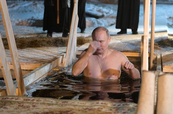ولادیمیر پوتین، رئیس جمهور روسیه در مراسم غسل تعمید در دریاچه سلیگر روسیه - اسپوتنیک ایران  
