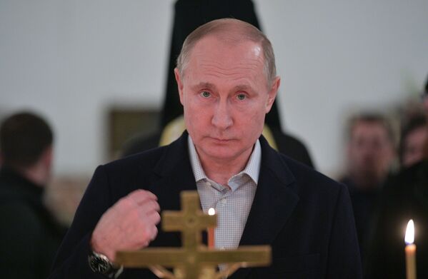 ولادیمیر پوتین، رئیس جمهور روسیه در مراسم غسل تعمید در کلیسا - اسپوتنیک ایران  