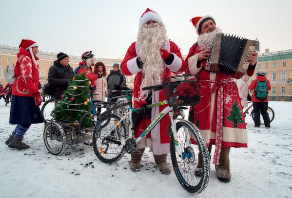 شرکت کنندگان دوچرخه سواری بابا نوئل ها در سن پیترزبورگ روسیه - اسپوتنیک ایران  