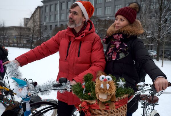 شرکت کننده دوچرخه سواری بابا نوئل ها در سن پیترزبورگ روسیه - اسپوتنیک ایران  